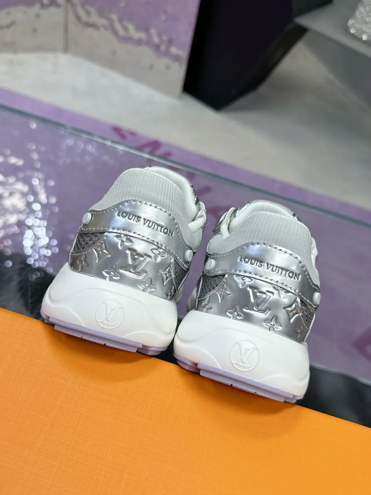 路易威登 Arch Light Sneaker 银紫色 金属 虹彩 薰衣草 点缀 生活方式运动鞋 2