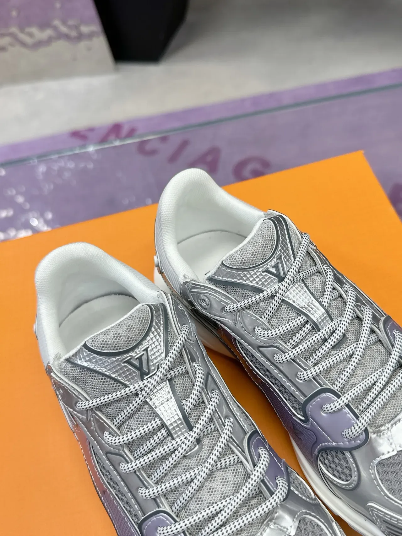 路易威登 Arch Light Sneaker 银紫色 金属 虹彩 薰衣草 点缀 生活方式运动鞋 3