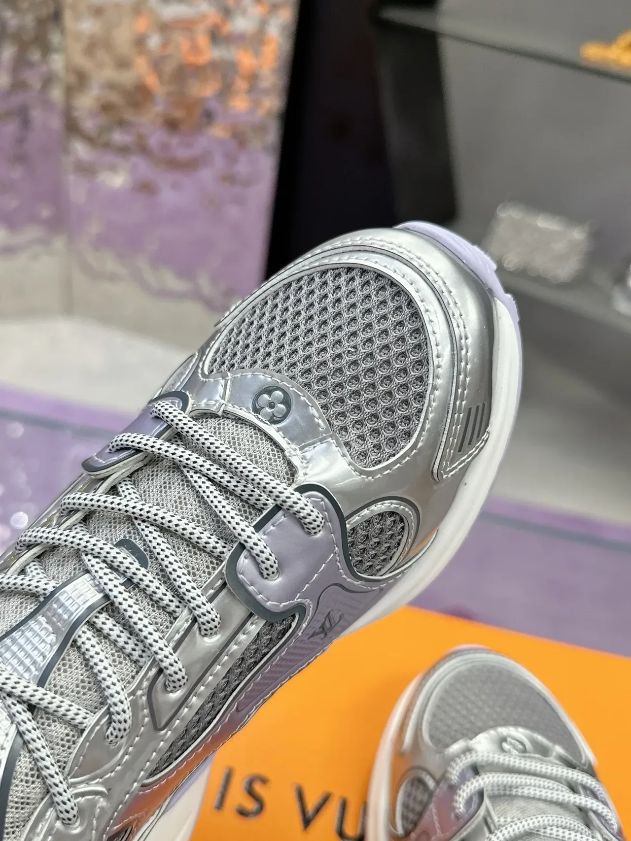 路易威登 Arch Light Sneaker 银紫色 金属 虹彩 薰衣草 点缀 生活方式运动鞋 4