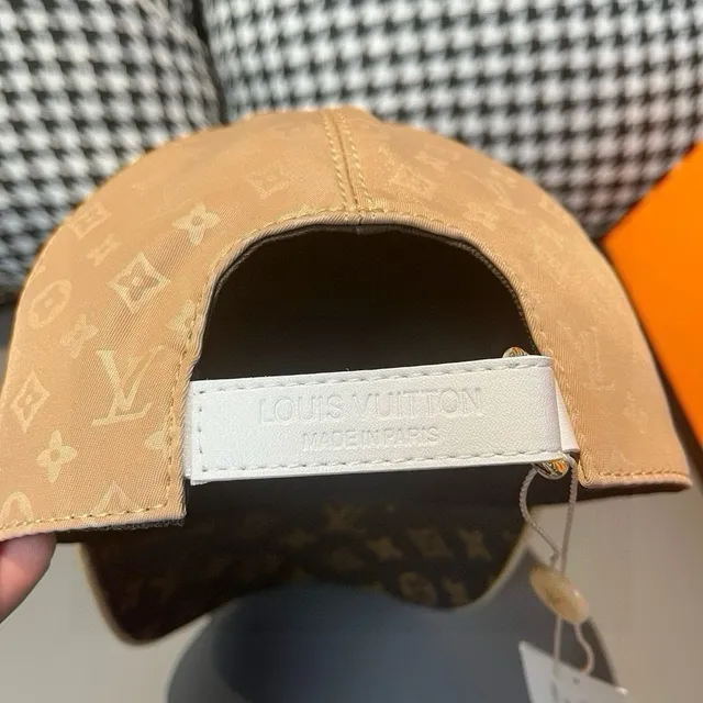 Louis Vuitton Beige Marron Structuré Six-Panneaux Couronne Bord Pré-Courbé Casquette de Baseball 9