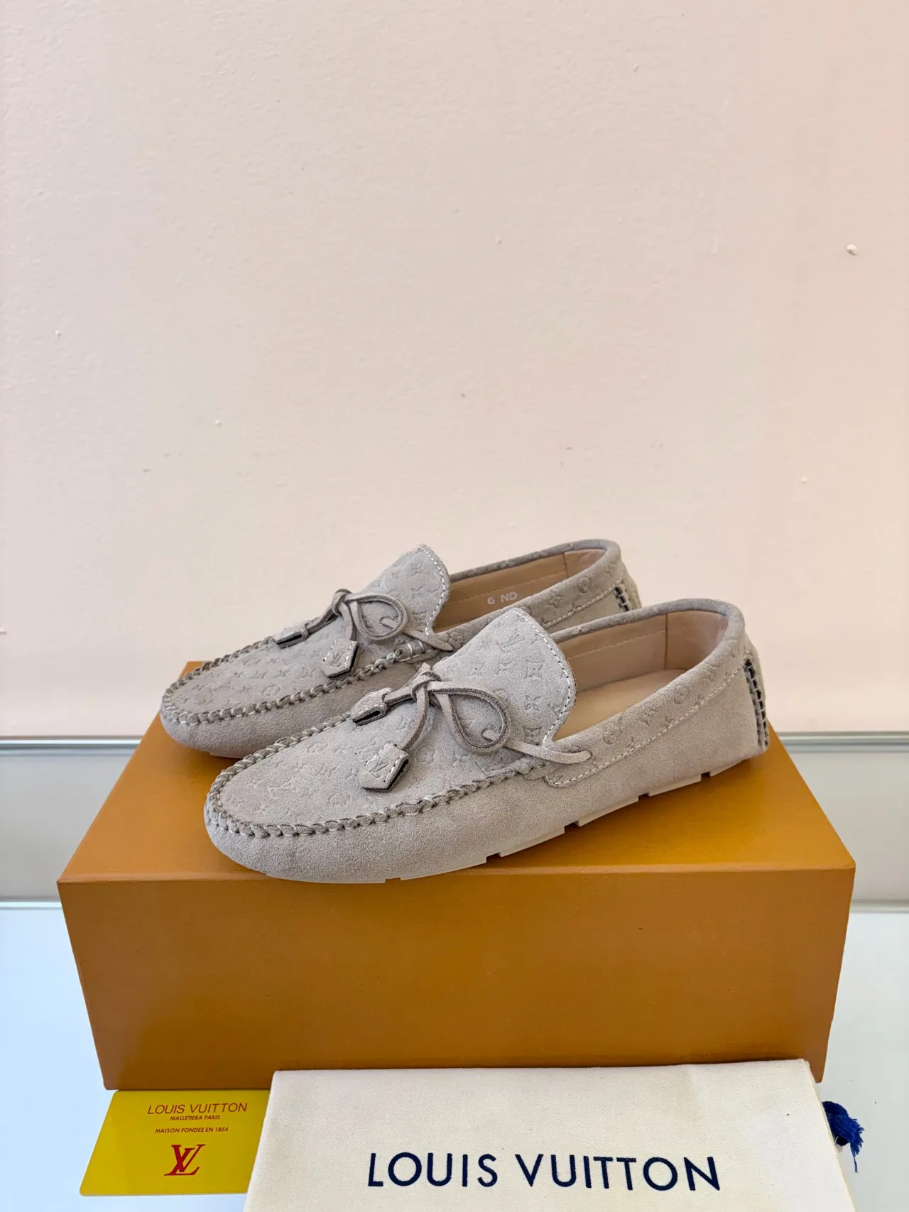 Louis Vuitton Mocassim Bege Monogramado de Camurça com Nó de Borla 2