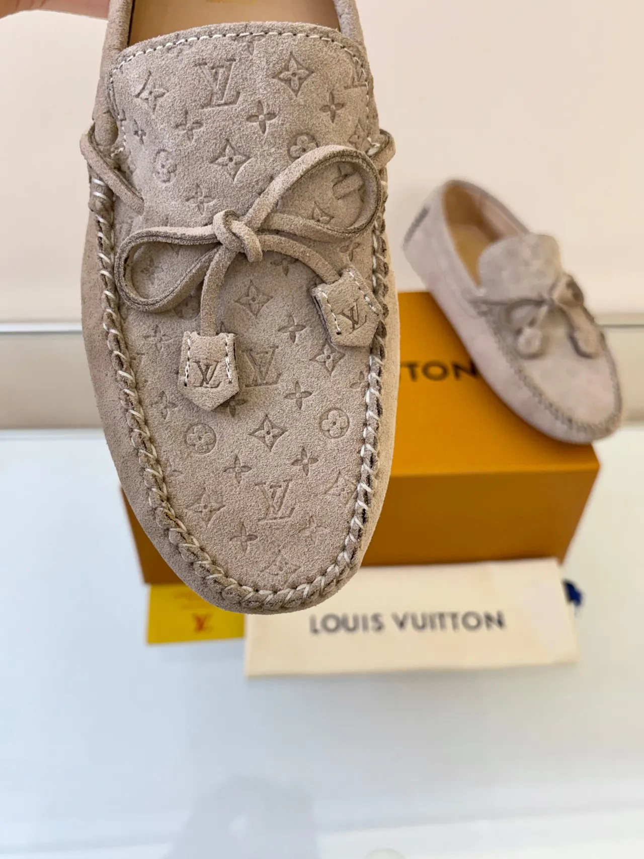 Louis Vuitton Mocassim Bege Monogramado de Camurça com Nó de Borla 3