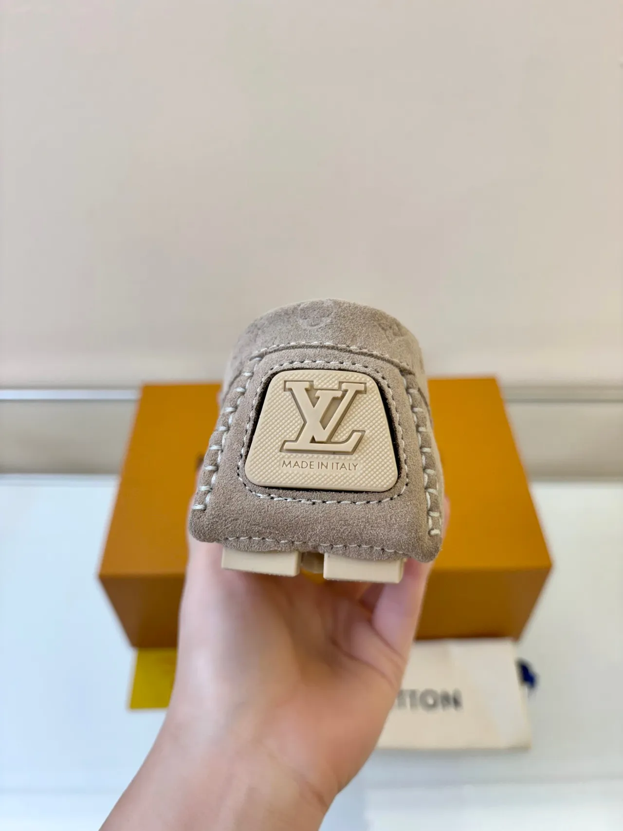 Louis Vuitton Mocassim Bege Monogramado de Camurça com Nó de Borla 4