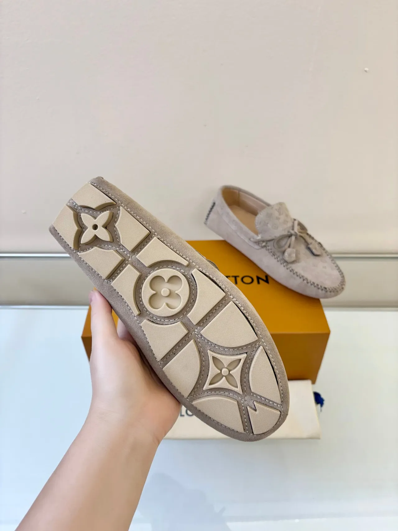 Louis Vuitton Mocassim Bege Monogramado de Camurça com Nó de Borla 5