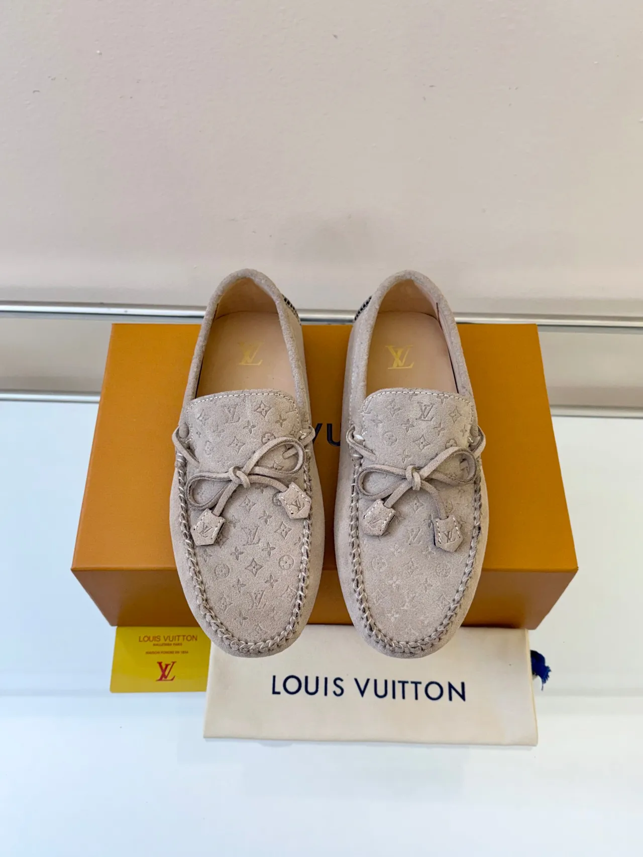 Louis Vuitton Mocassim Bege Monogramado de Camurça com Nó de Borla 6