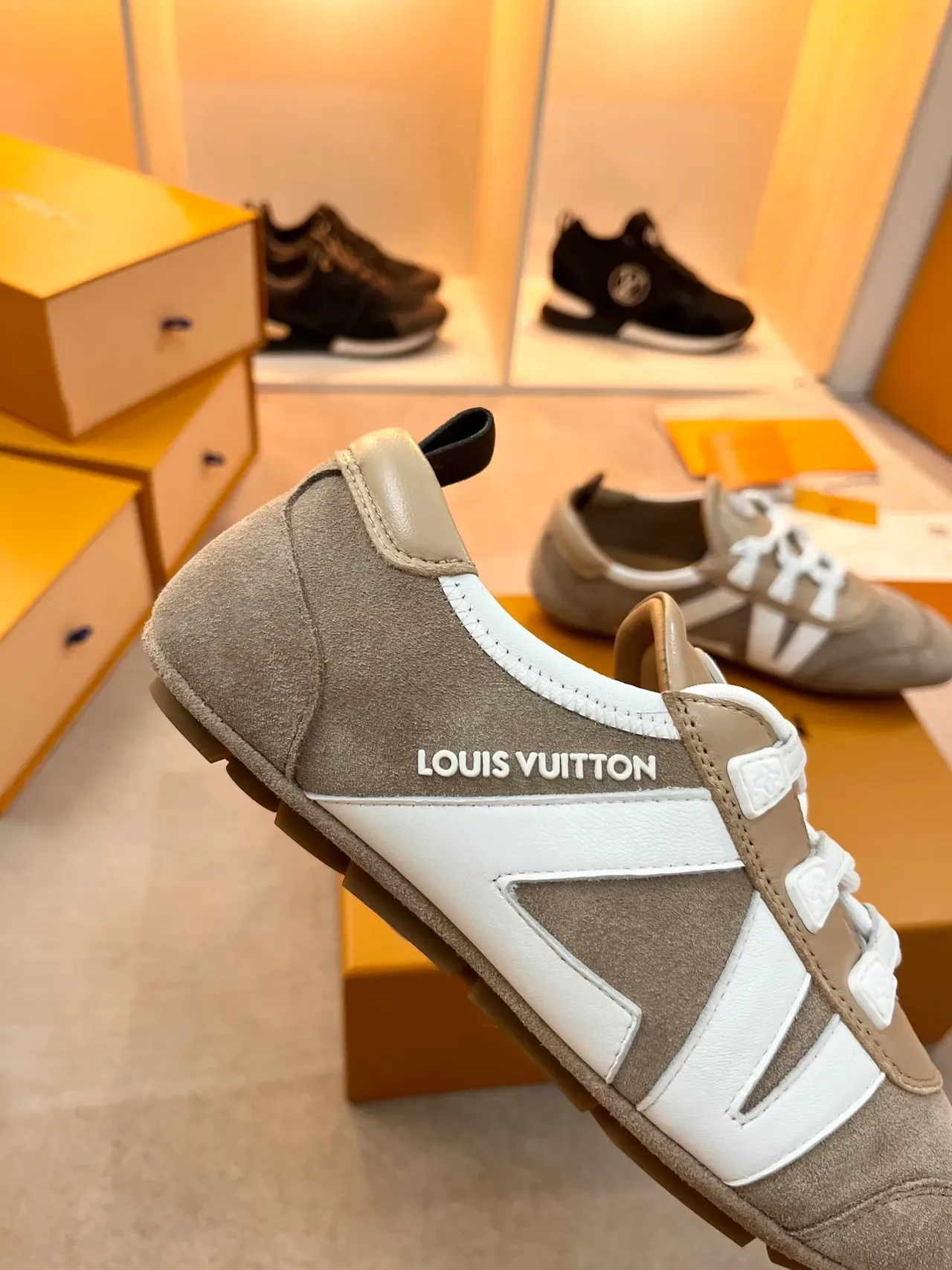 Louis Vuitton Tênis Lifestyle Bege Branco de Suede e Couro com Construção de Painéis e Superposição de Listra em V 2