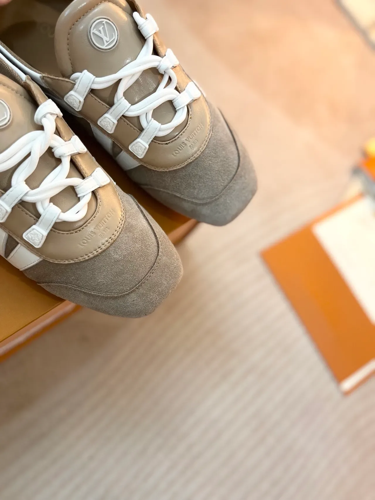 Louis Vuitton Tênis Lifestyle Bege Branco de Suede e Couro com Construção de Painéis e Superposição de Listra em V 3