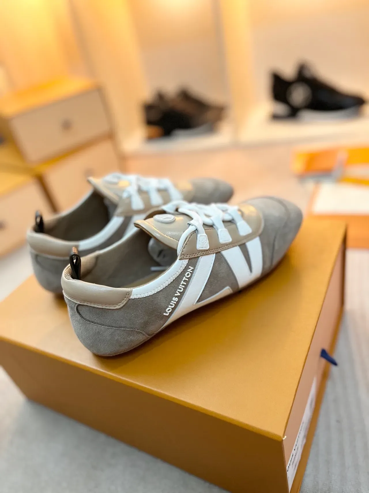 Louis Vuitton Tênis Lifestyle Bege Branco de Suede e Couro com Construção de Painéis e Superposição de Listra em V 4