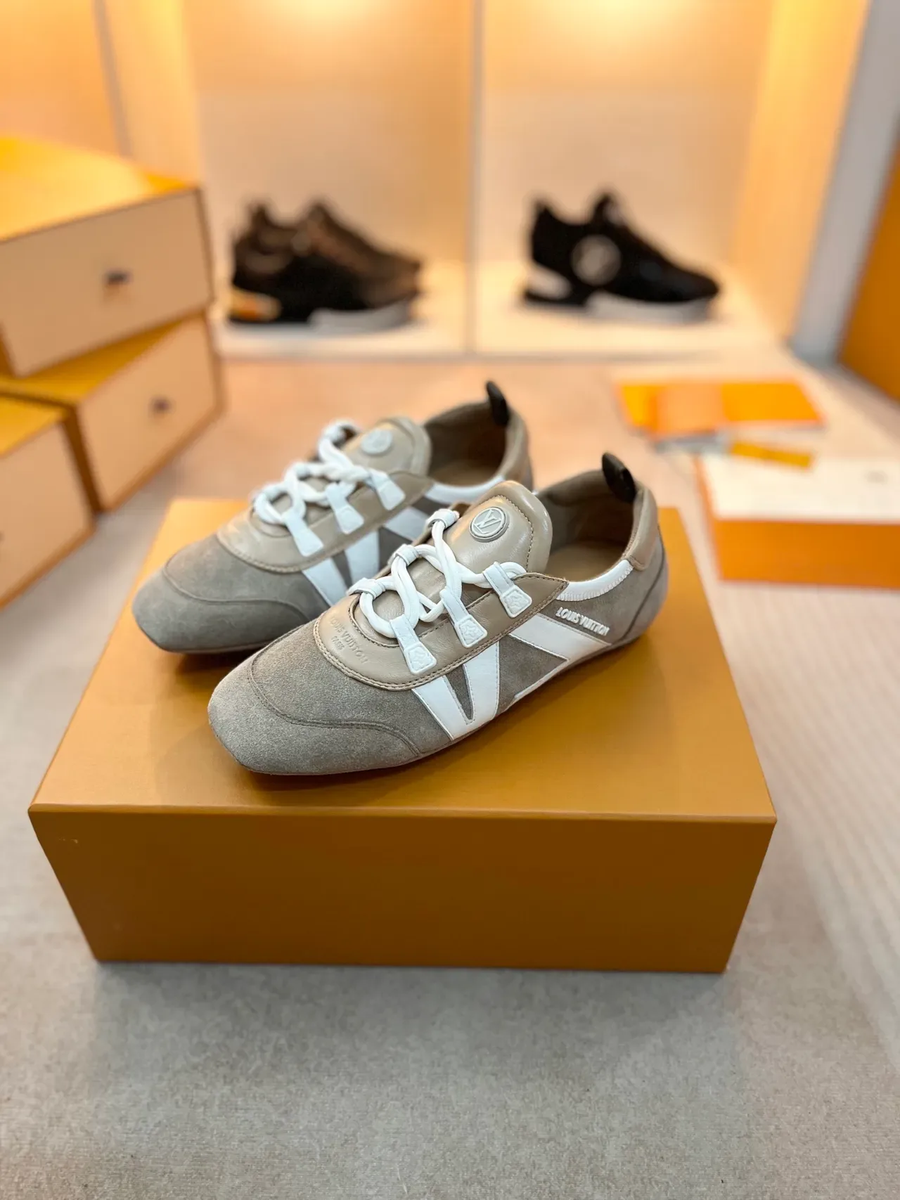 Louis Vuitton Tênis Lifestyle Bege Branco de Suede e Couro com Construção de Painéis e Superposição de Listra em V 5