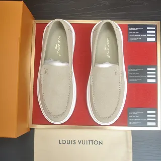 Louis Vuitton Superior em Camurça Bege e Branco Costurado Moccasin Vamp Loafer