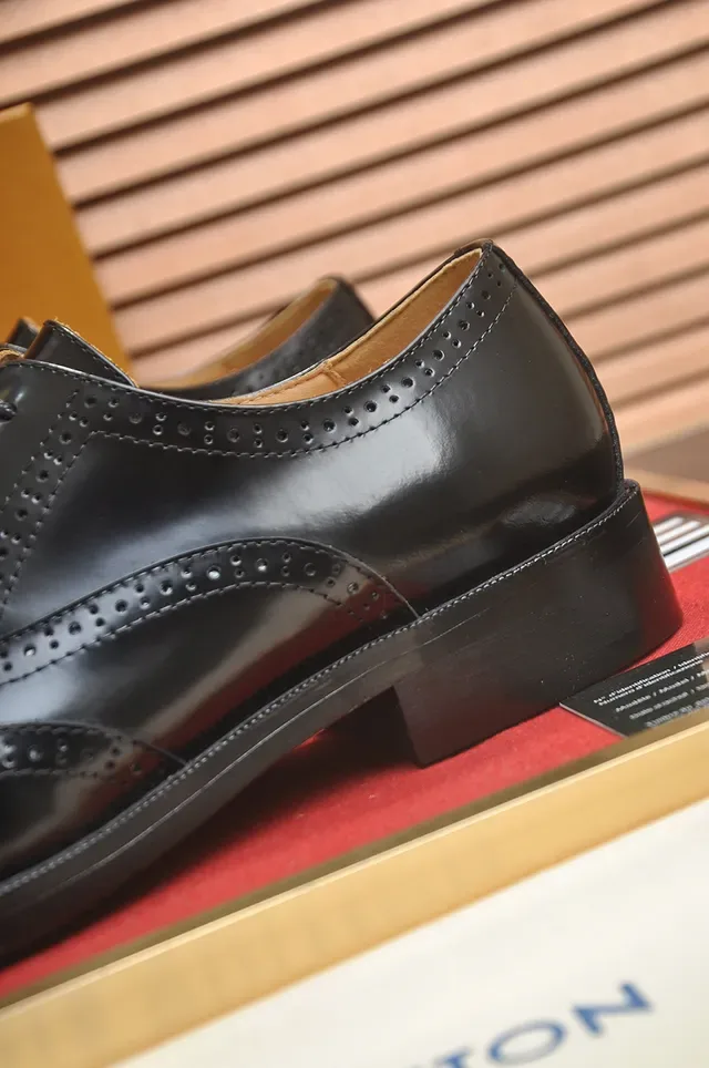 Louis Vuitton Brogue à ailes complètes en cuir noir et beige poli 2