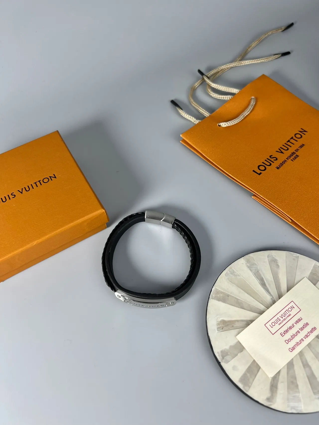 Louis Vuitton Bracelet en Corde Tressée en Cuir Noir et Or 2