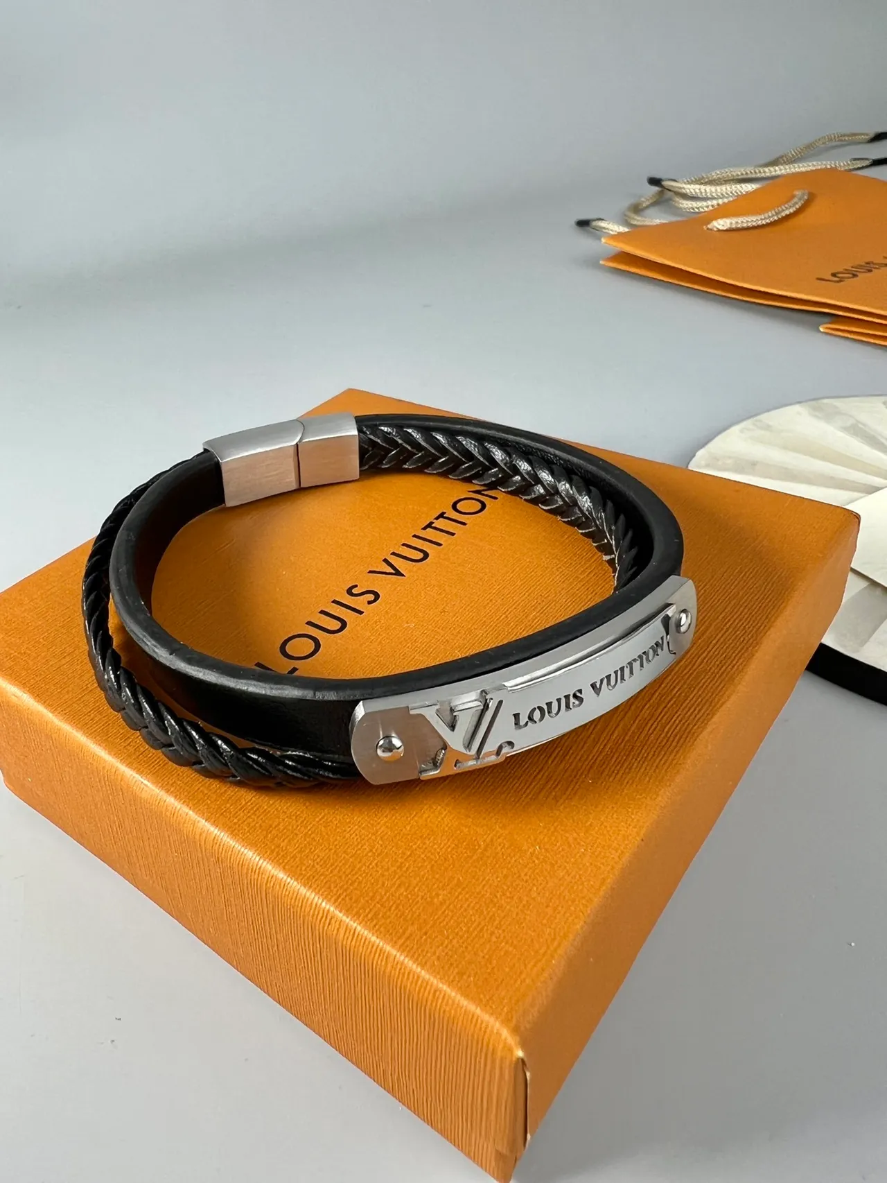 Louis Vuitton Bracelet en Corde Tressée en Cuir Noir et Or 3