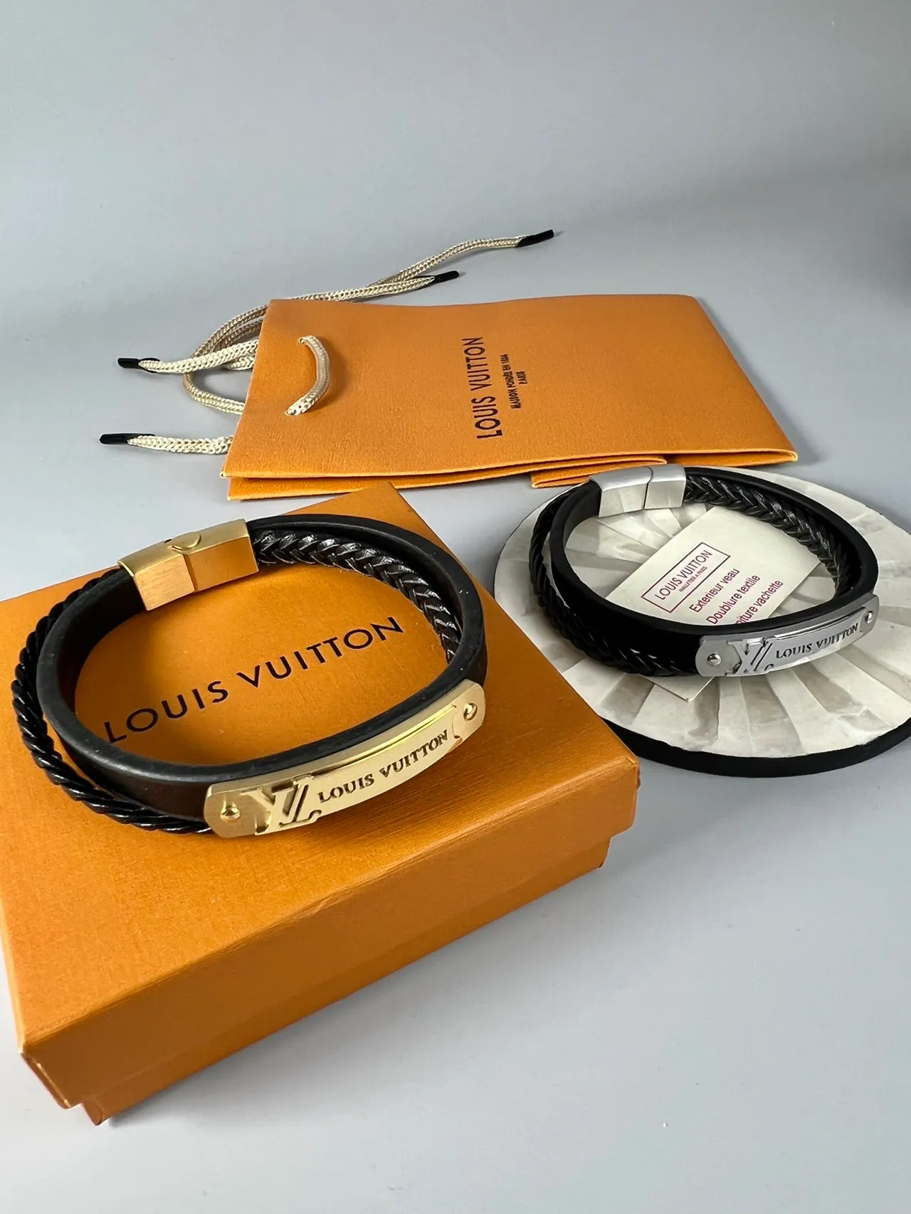 Louis Vuitton Bracelet en Corde Tressée en Cuir Noir et Or 5