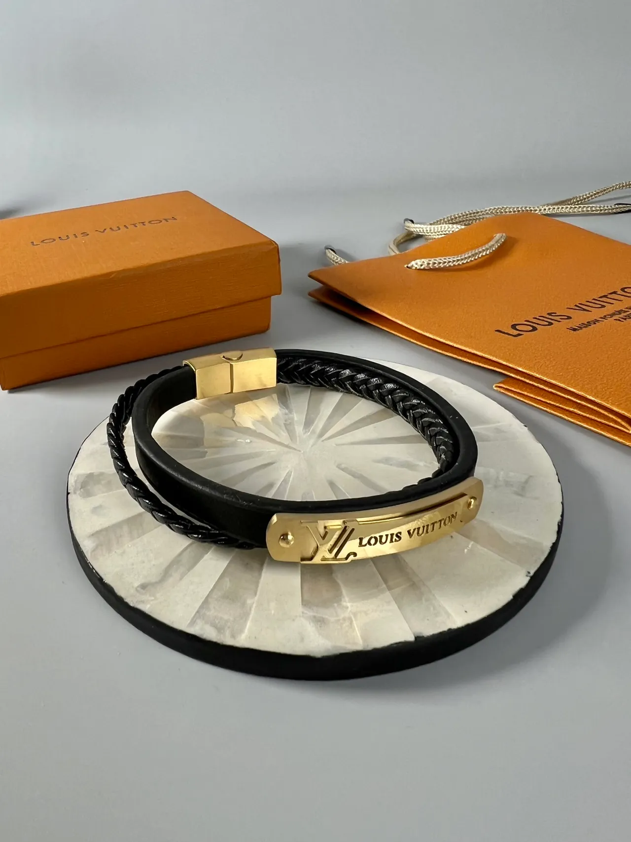 Louis Vuitton Bracelet en Corde Tressée en Cuir Noir et Or 6