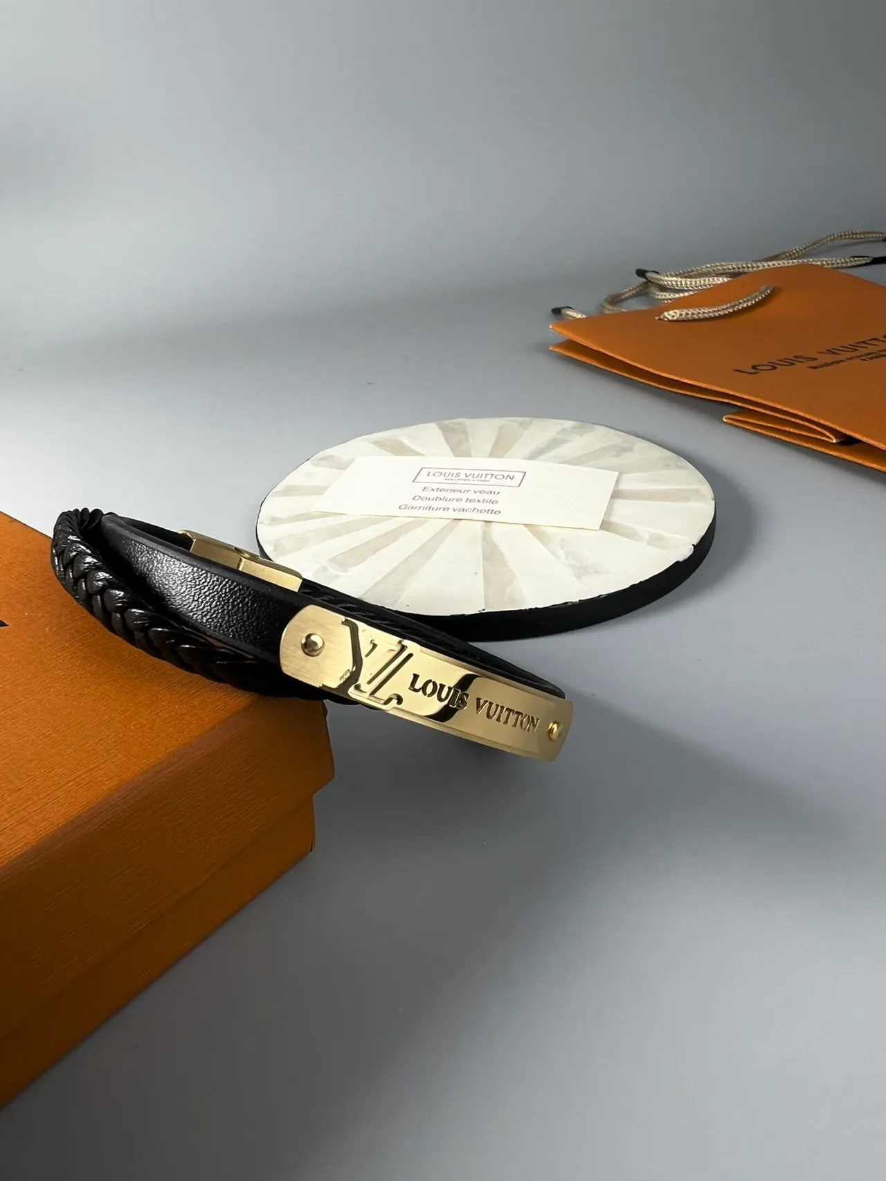 Louis Vuitton Bracelet en Corde Tressée en Cuir Noir et Or 7