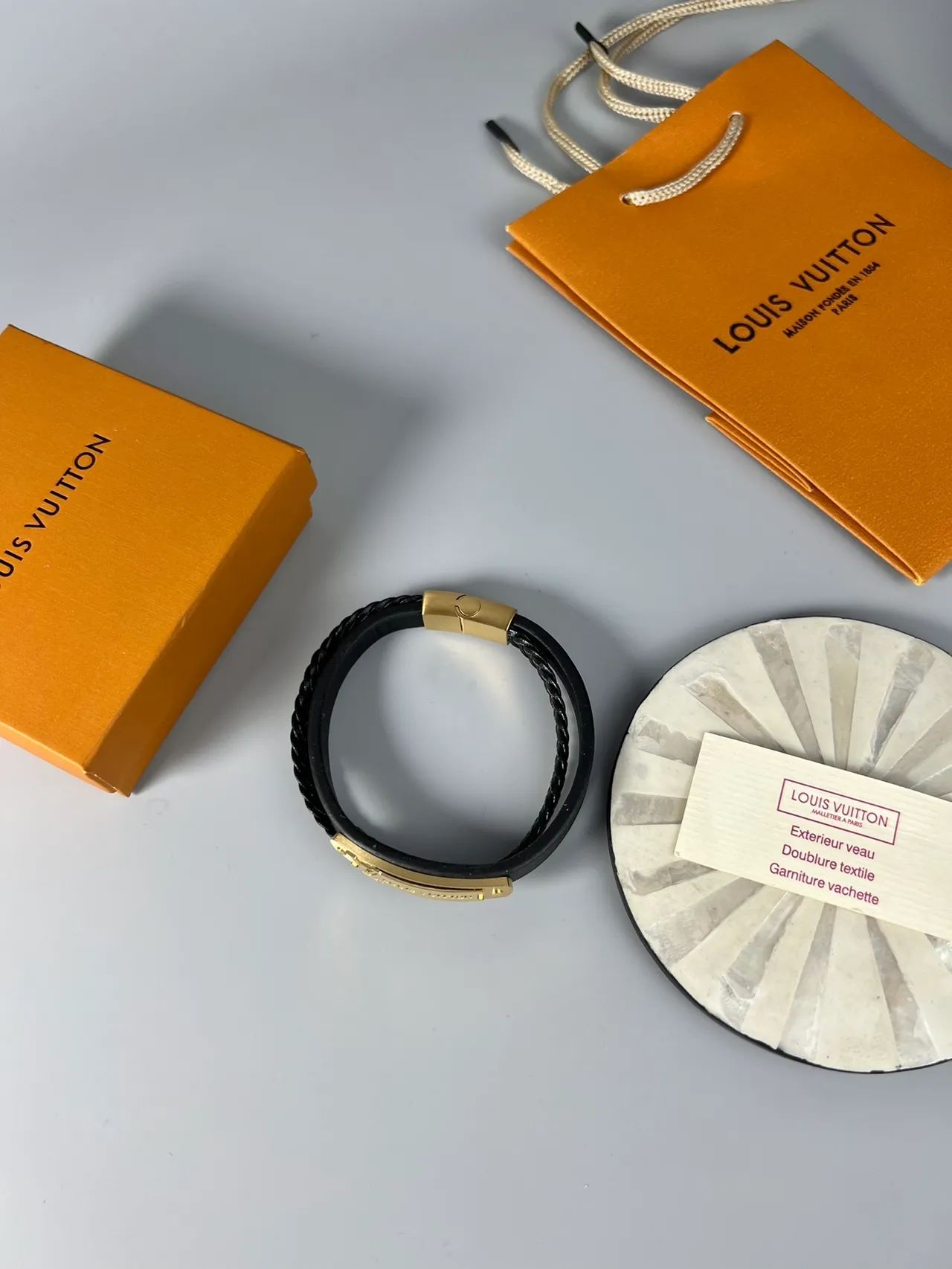 Louis Vuitton Bracelet en Corde Tressée en Cuir Noir et Or 8