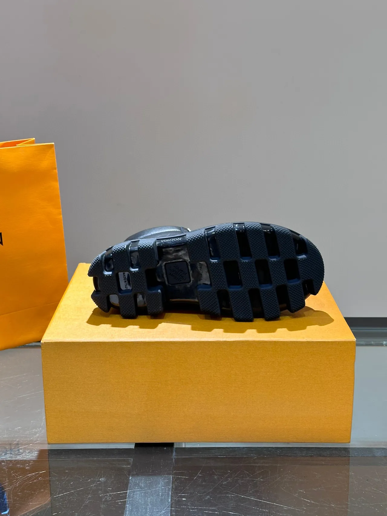 Louis Vuitton bottines de cheville en cuir noir à semelle épaisses à crampons 3