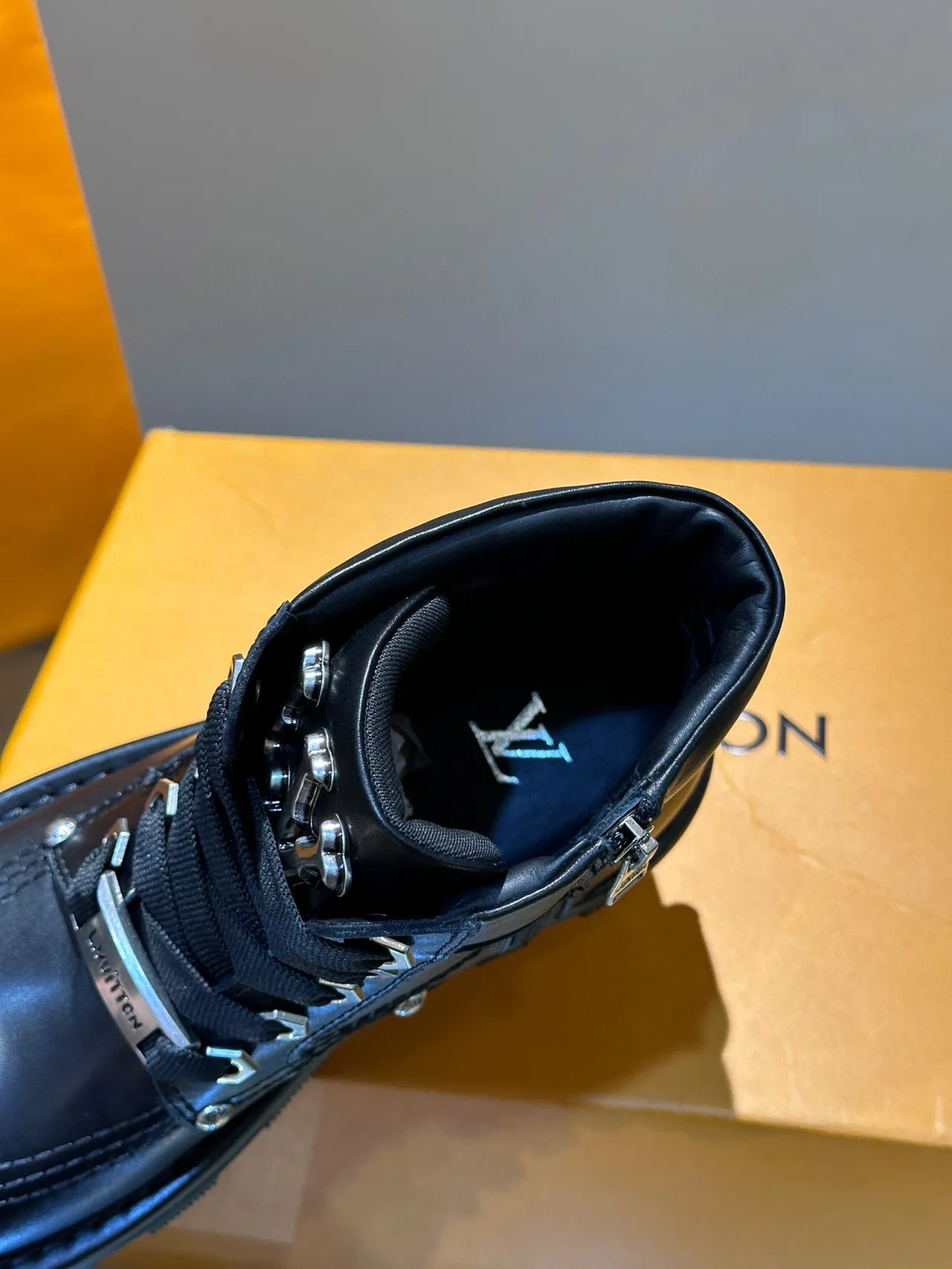 Louis Vuitton bottines de cheville en cuir noir à semelle épaisses à crampons 5