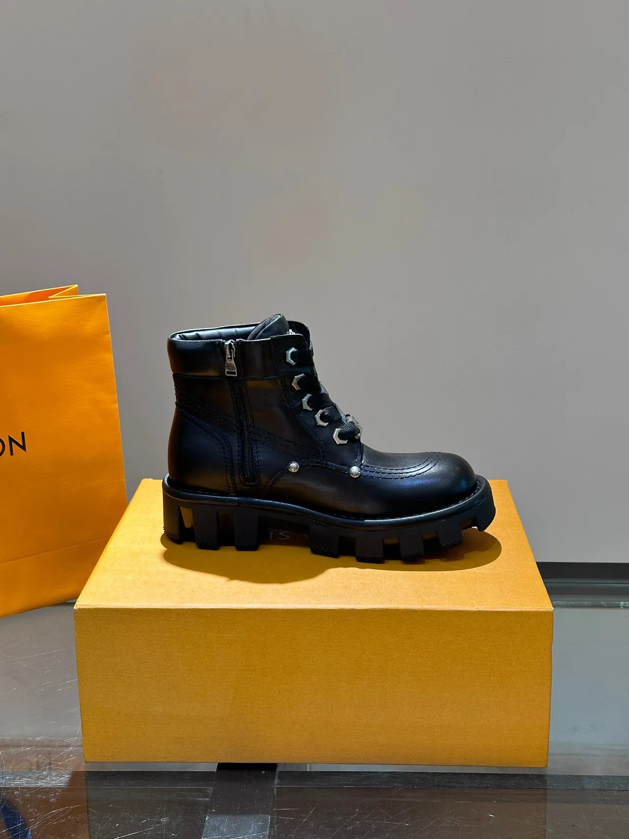 Louis Vuitton bottines de cheville en cuir noir à semelle épaisses à crampons 6
