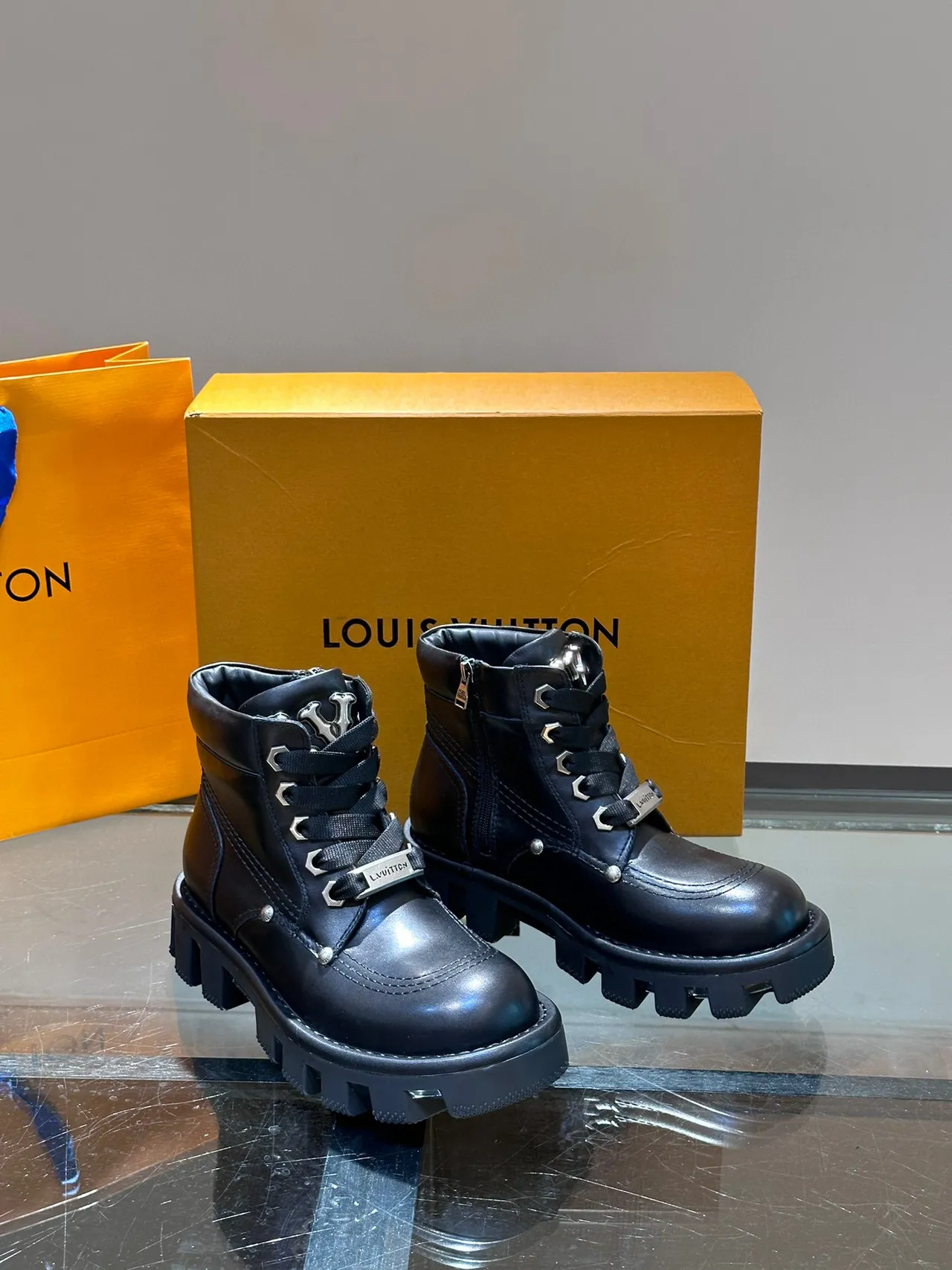 Louis Vuitton bottines de cheville en cuir noir à semelle épaisses à crampons 7