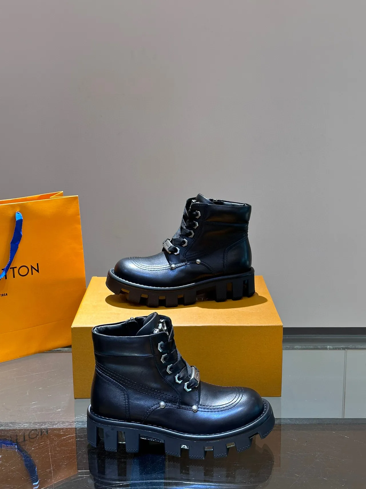 Louis Vuitton bottines de cheville en cuir noir à semelle épaisses à crampons 8