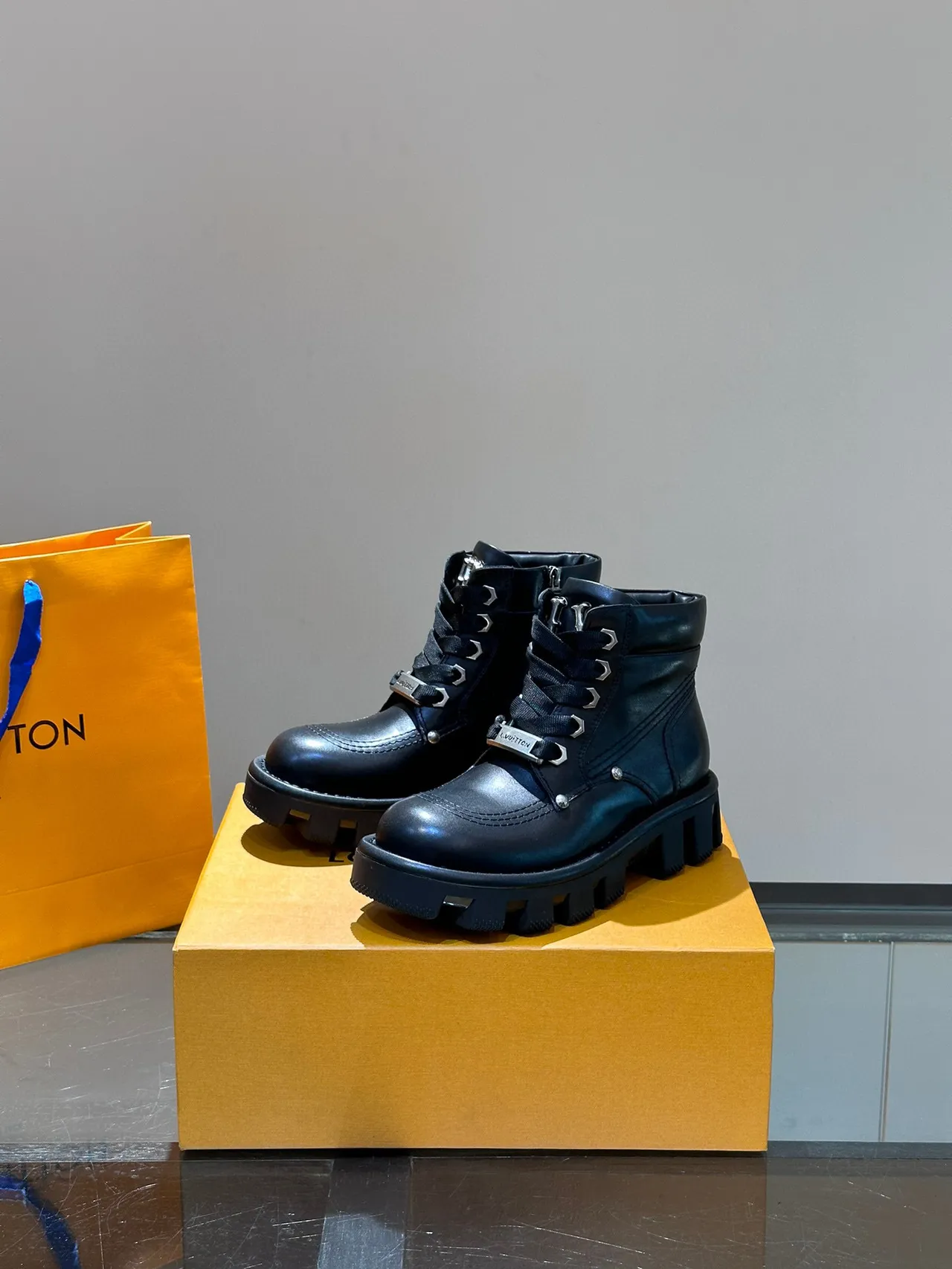 Louis Vuitton bottines de cheville en cuir noir à semelle épaisses à crampons 9