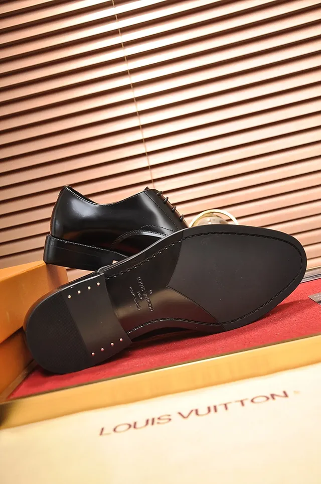 Louis Vuitton Sapatos Oxford Brogue com Ponta Engomada Polida Preta 3