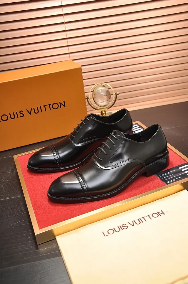 Louis Vuitton Sapatos Oxford Brogue com Ponta Engomada Polida Preta 4