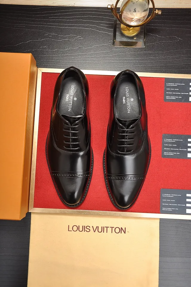 Louis Vuitton Sapatos Oxford Brogue com Ponta Engomada Polida Preta 5