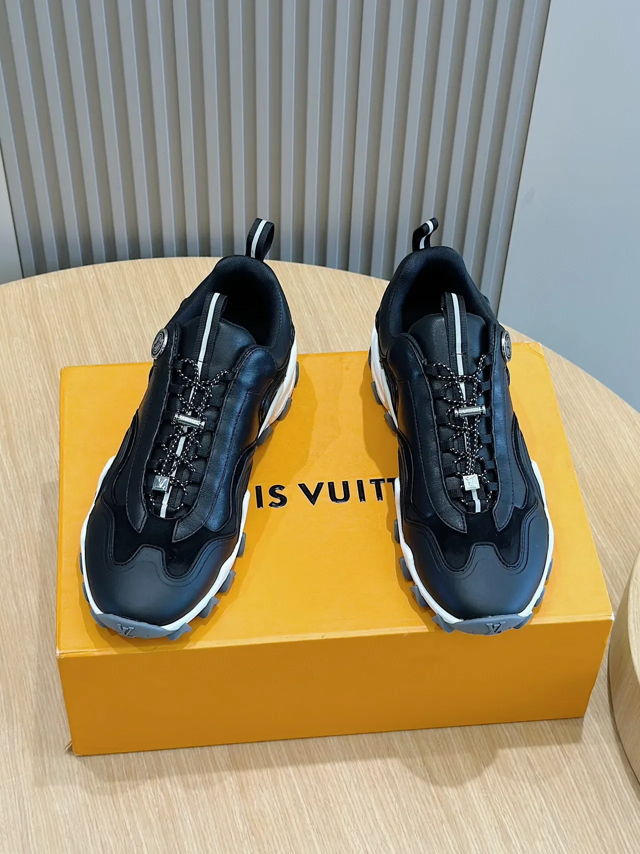 Louis Vuitton Sneakers Noir et Blanc Semelle Chunky Midsole Sculptée en Vague Lifestyle 2