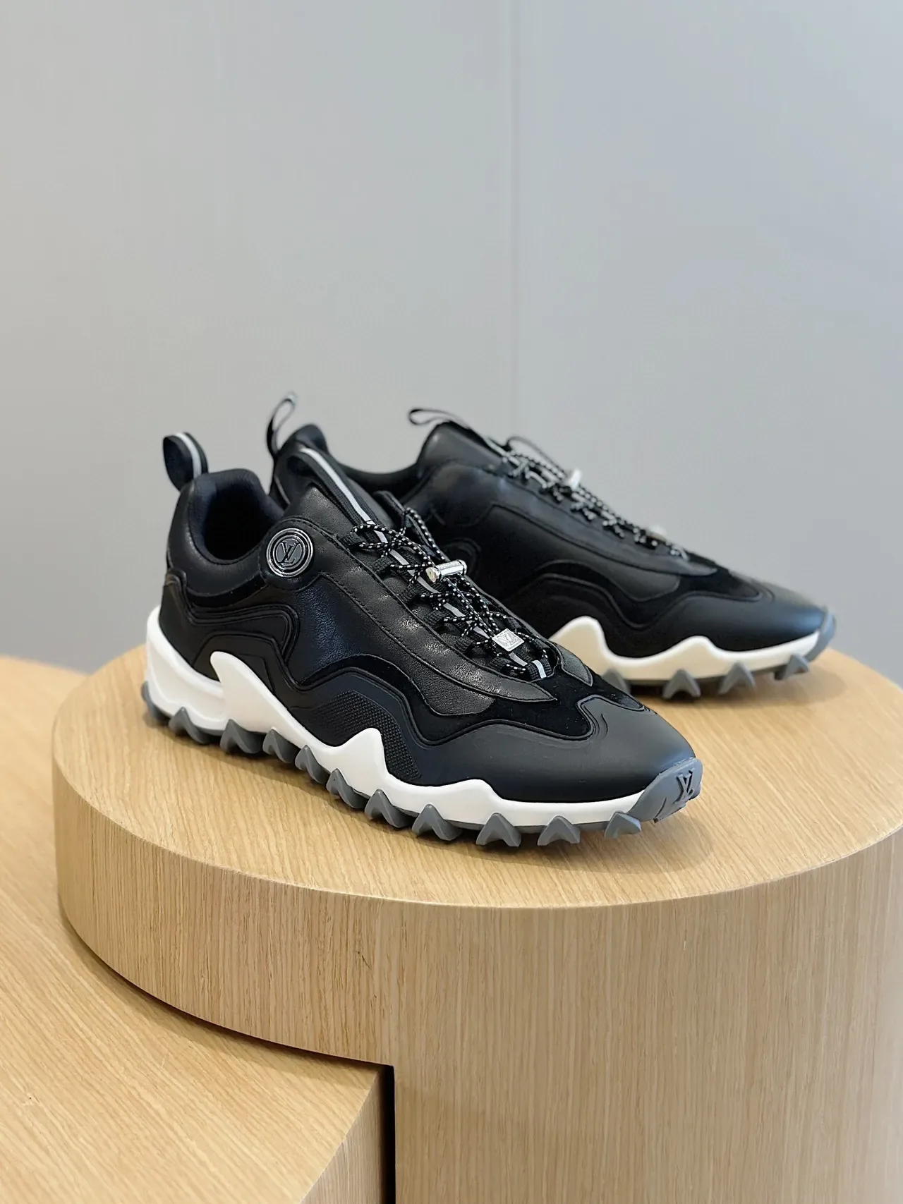 Louis Vuitton Sneakers Noir et Blanc Semelle Chunky Midsole Sculptée en Vague Lifestyle 3