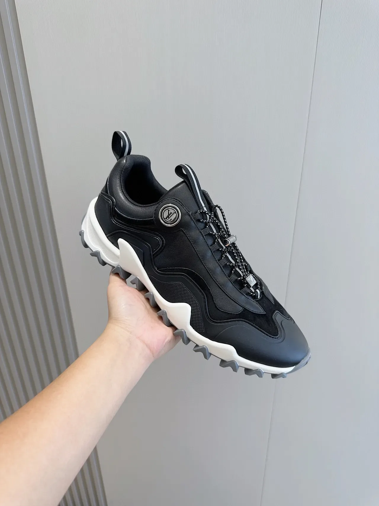 Louis Vuitton Sneakers Noir et Blanc Semelle Chunky Midsole Sculptée en Vague Lifestyle 5