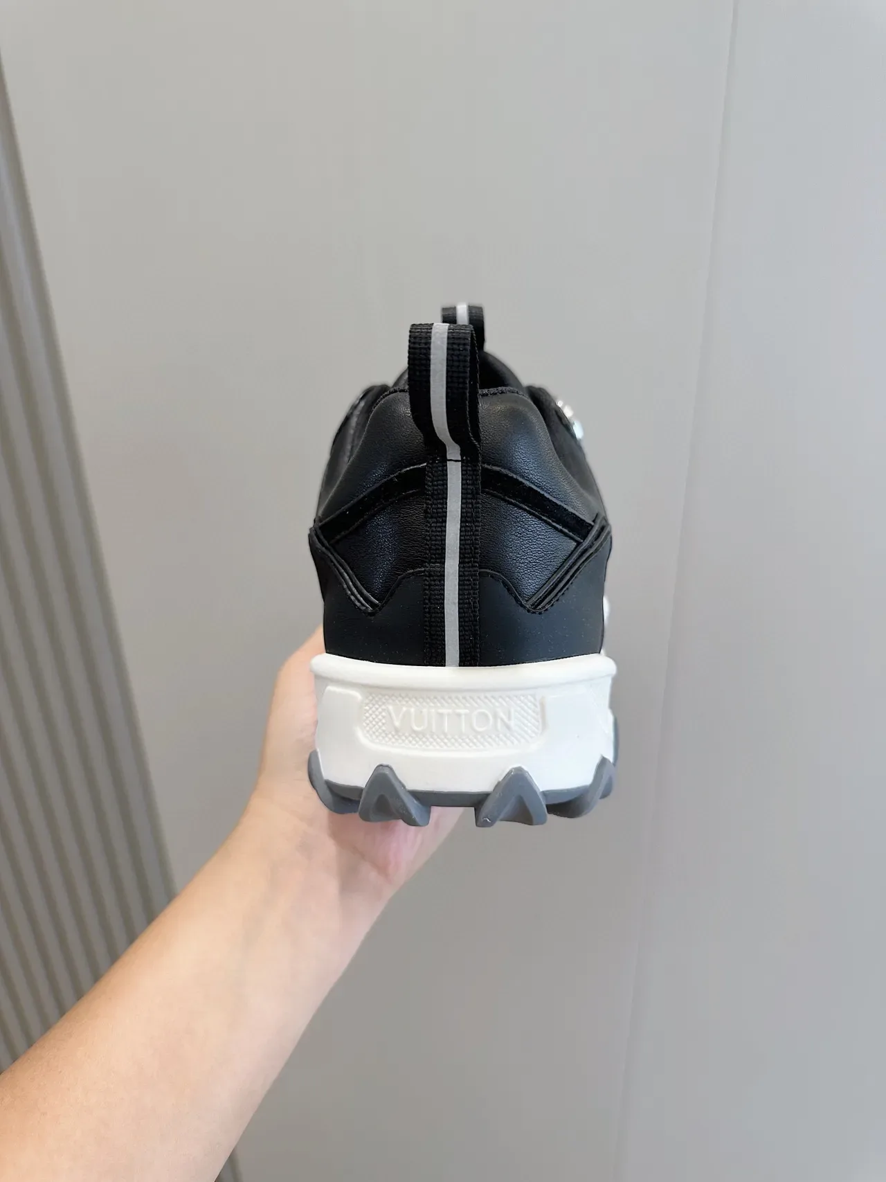 Louis Vuitton Sneakers Noir et Blanc Semelle Chunky Midsole Sculptée en Vague Lifestyle 6