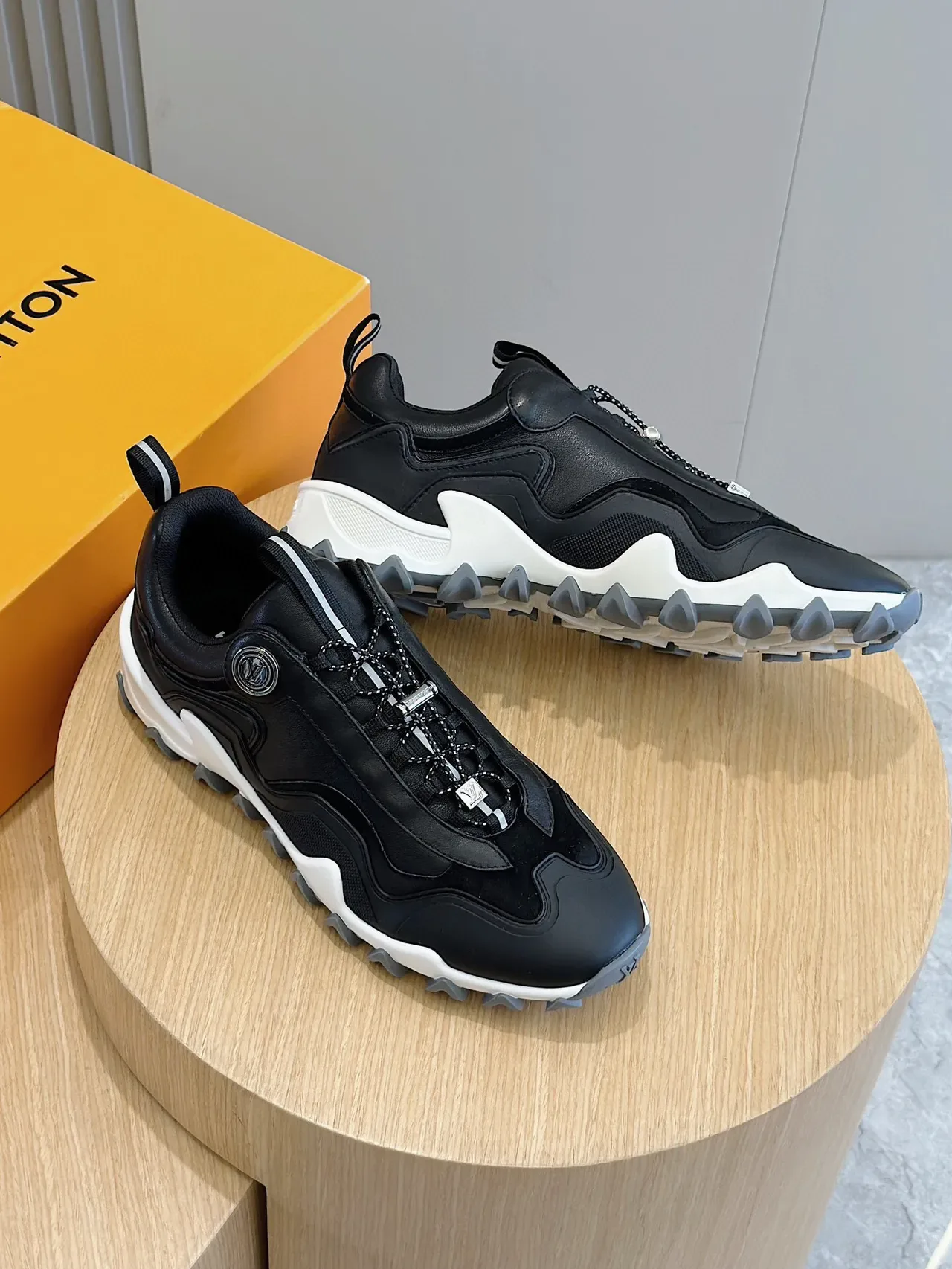 Louis Vuitton Sneakers Noir et Blanc Semelle Chunky Midsole Sculptée en Vague Lifestyle 7