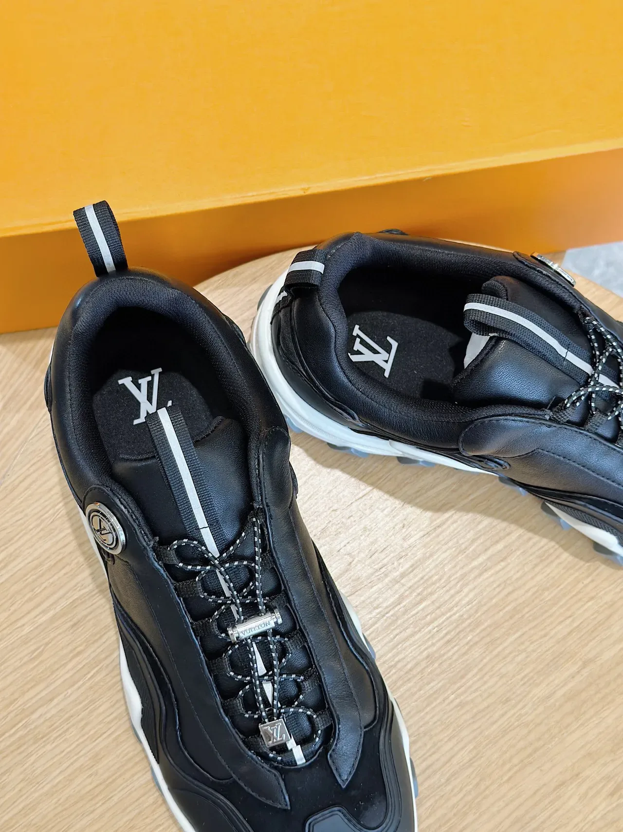 Louis Vuitton Sneakers Noir et Blanc Semelle Chunky Midsole Sculptée en Vague Lifestyle 8