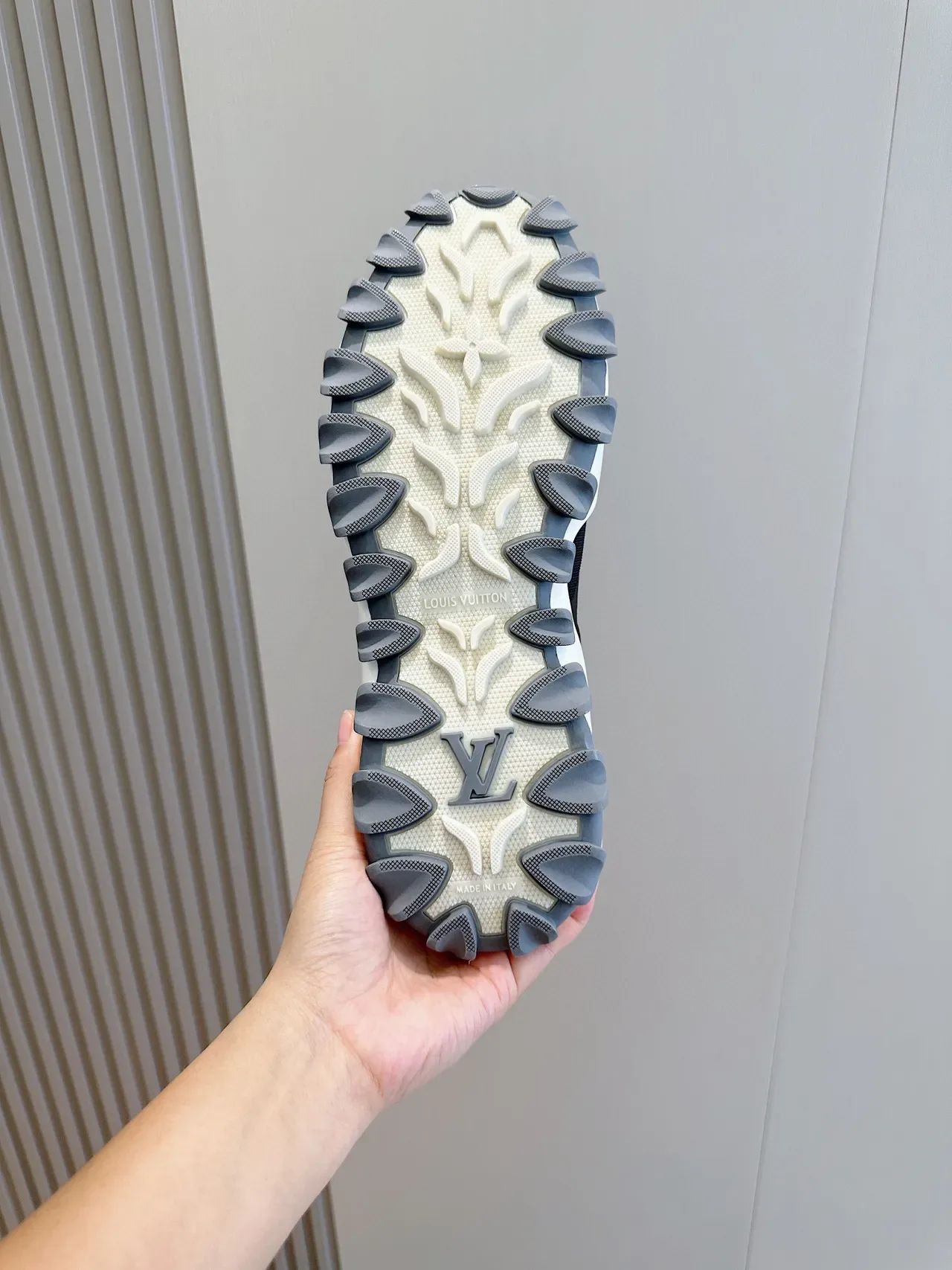Louis Vuitton Sneakers Noir et Blanc Semelle Chunky Midsole Sculptée en Vague Lifestyle 9