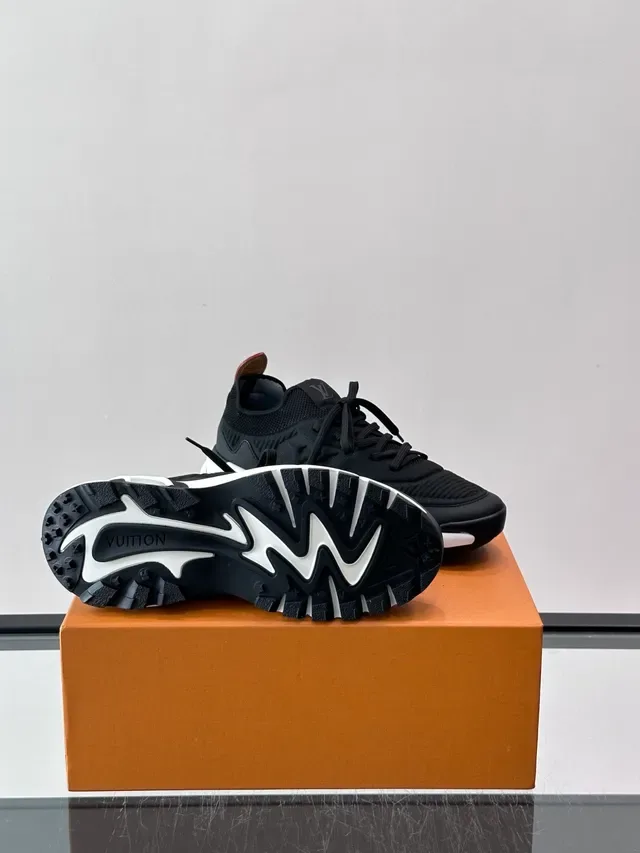 Louis Vuitton Sneakers Lifestyle Noires Blanches avec Upper en Tricot et Midsole Sculptée 2