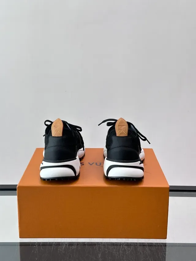 Louis Vuitton Sneakers Lifestyle Noires Blanches avec Upper en Tricot et Midsole Sculptée 3