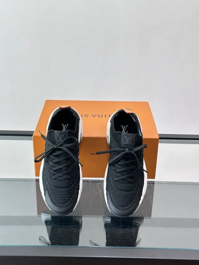 Louis Vuitton Sneakers Lifestyle Noires Blanches avec Upper en Tricot et Midsole Sculptée 4