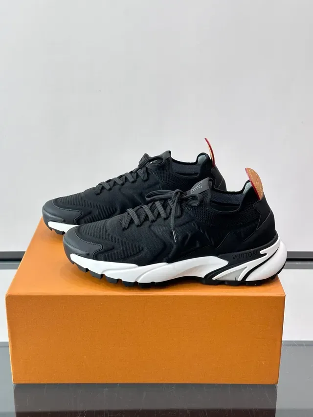 Louis Vuitton Sneakers Lifestyle Noires Blanches avec Upper en Tricot et Midsole Sculptée 5