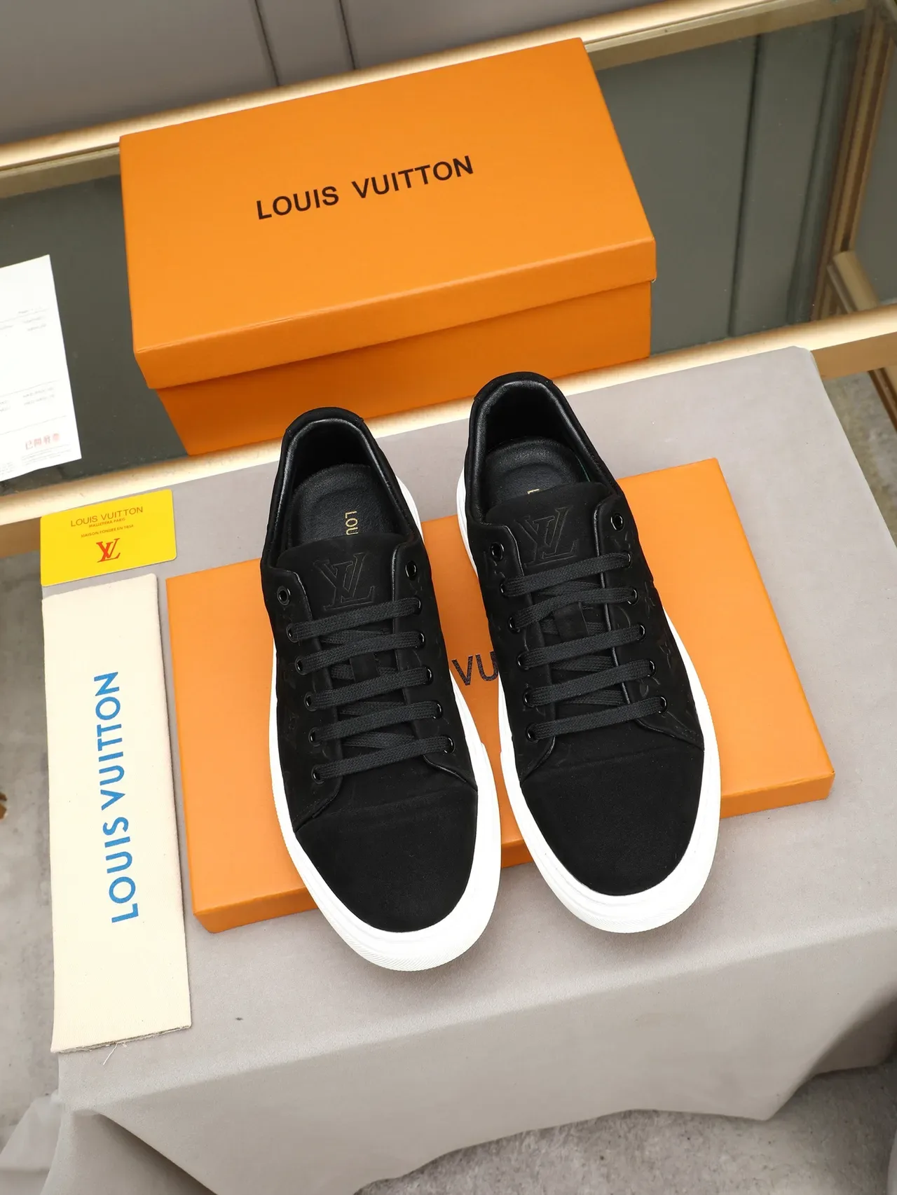 Louis Vuitton Sneakers Lifestyle Monogram Suede Plataforma Negro y Blanco 2
