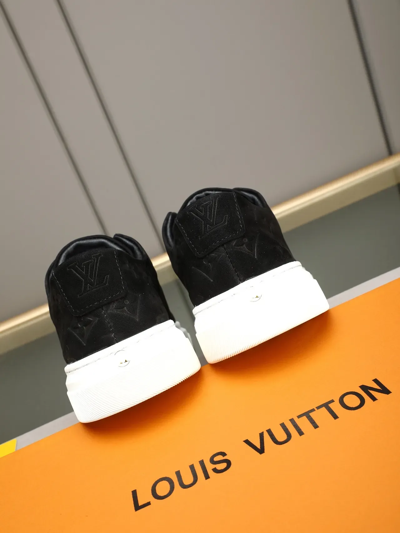 Louis Vuitton Sneakers Lifestyle Monogram Suede Plataforma Negro y Blanco 3