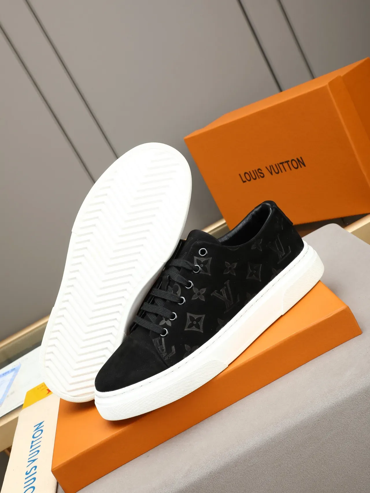 Louis Vuitton Sneakers Lifestyle Monogram Suede Plataforma Negro y Blanco 4