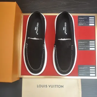 Louis Vuitton Mocassim Preto Branco Camurça Superior Costura Contraste