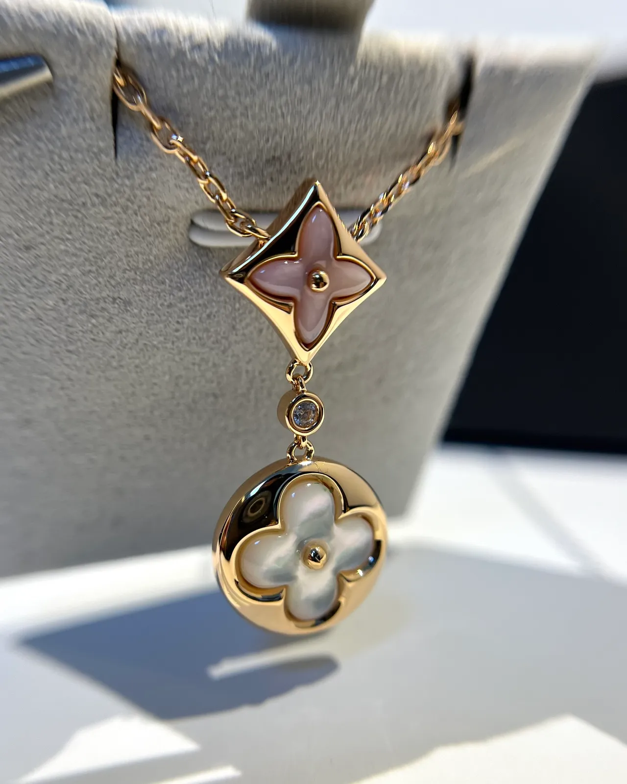 Louis Vuitton Blossom Floral Mother-of-Pearl Pendant Necklace 3