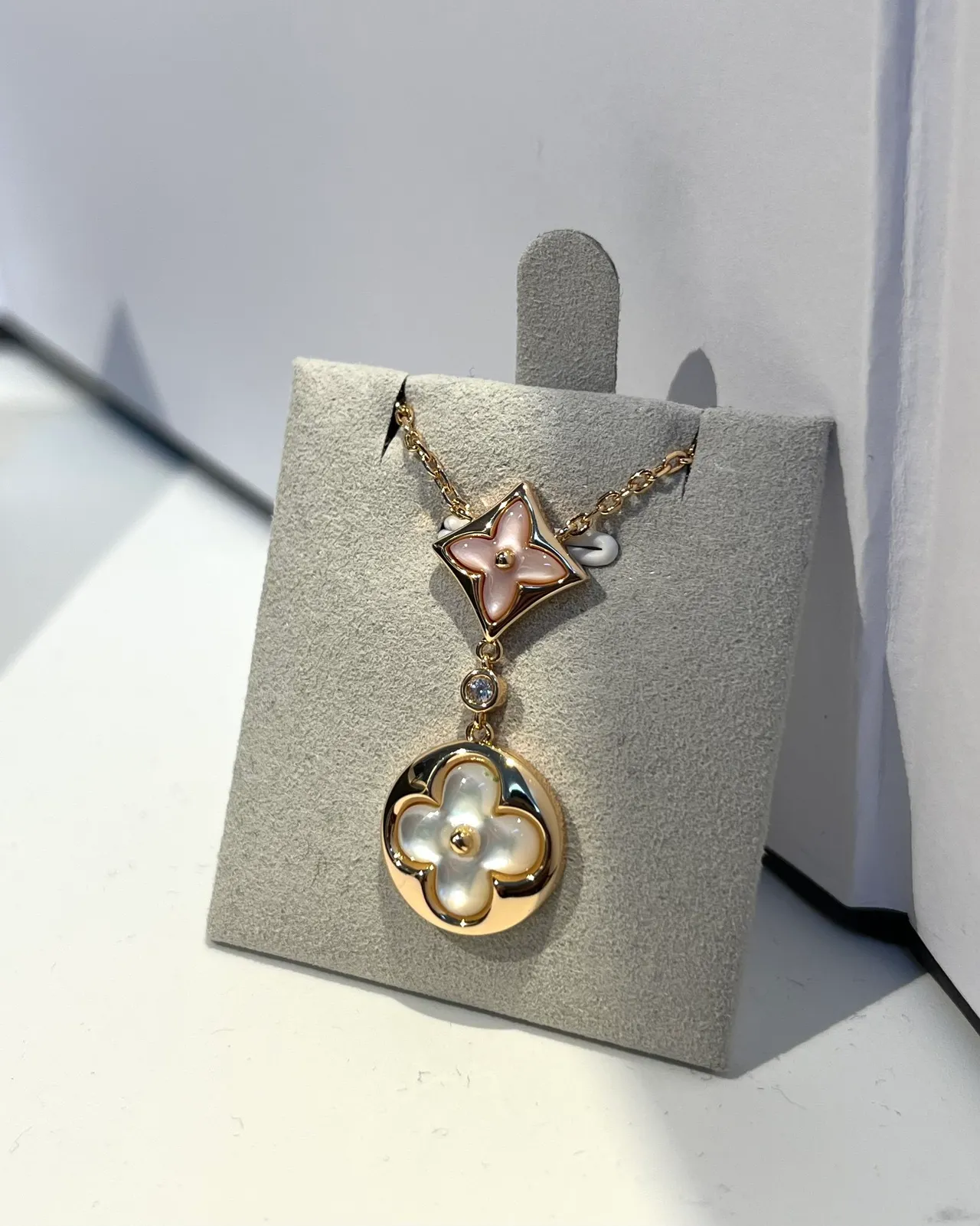 Louis Vuitton Blossom Floral Mother-of-Pearl Pendant Necklace 8
