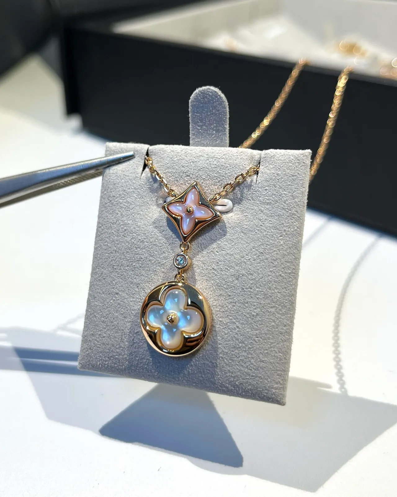 Louis Vuitton Blossom Floral Mother-of-Pearl Pendant Necklace 4