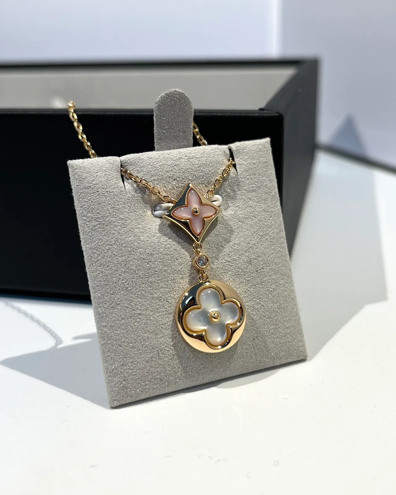 Louis Vuitton Blossom Floral Mother-of-Pearl Pendant Necklace 5