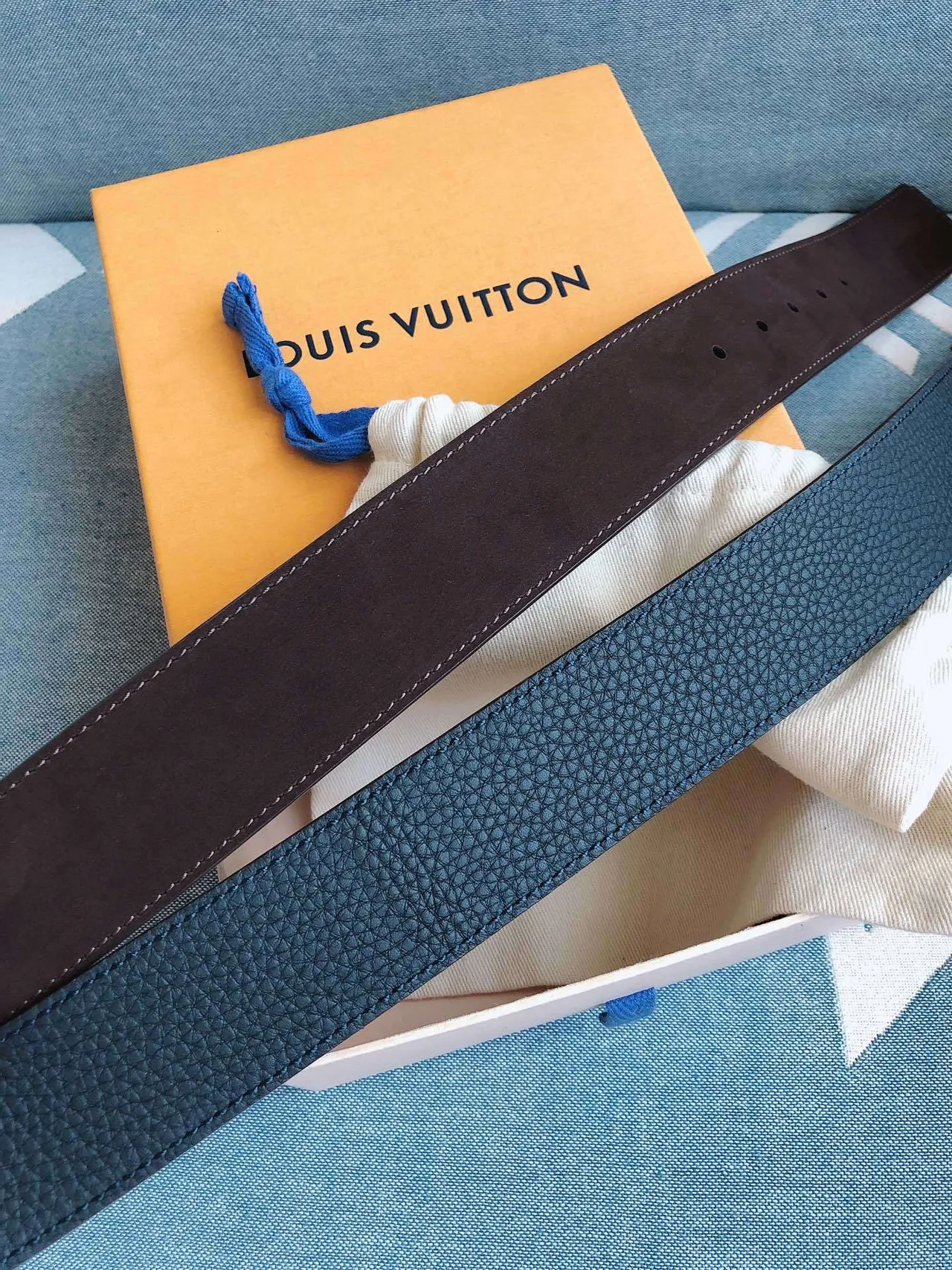 Louis Vuitton Cinto de couro com fivela oversized de monograma texturizado pebble em azul e prata 2